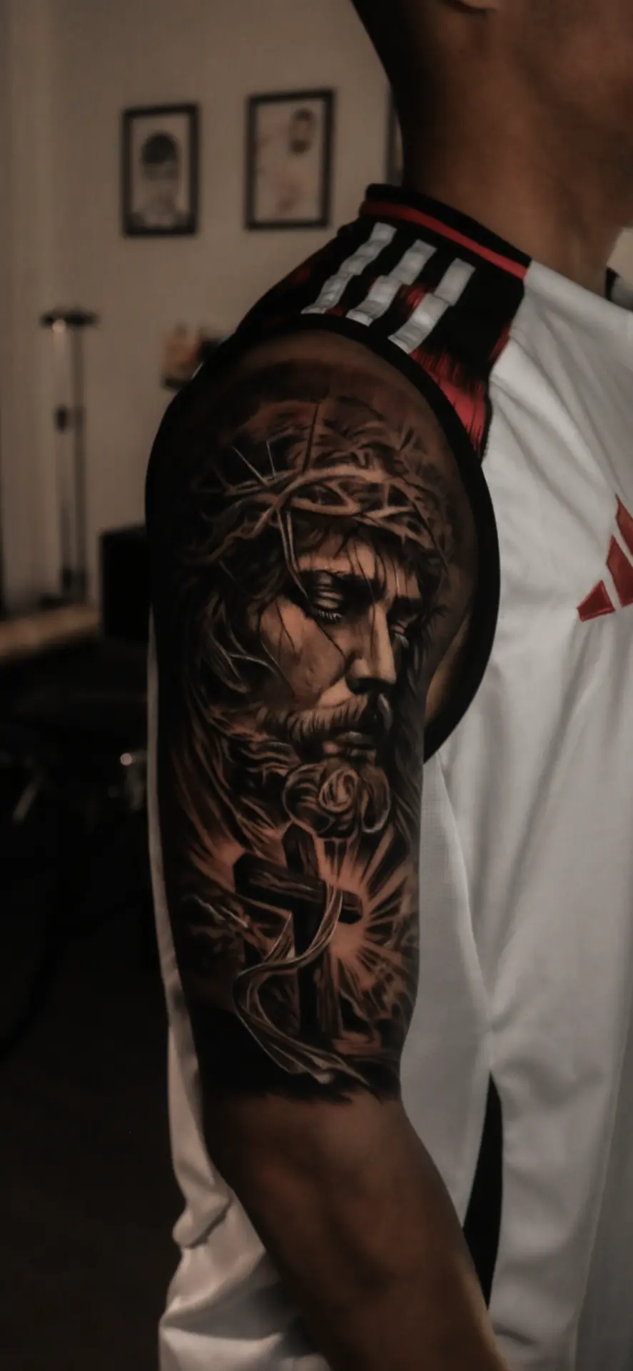 Tatuagem realista de Cristo com cruz no ombro